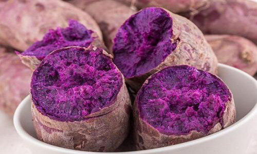 Khoai lang ruột tím chứa hàm lượng selen cao hơn các loại khoai màu khác. Ngoài ra, khoai lang tím còn rất giàu cyanidins một chất được coi là bậc thầy chống oxy hóa.