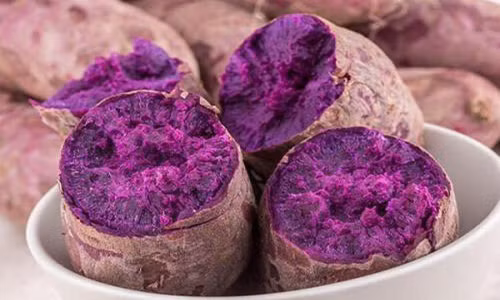 Khoai lang ruột tím chứa hàm lượng selen cao hơn các loại khoai màu khác. Ngoài ra, khoai lang tím còn rất giàu cyanidins một chất được coi là bậc thầy chống oxy hóa.