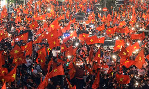 Rợp cờ đỏ trên đường Hà Nội trong niềm hân hoan chiến thắng.