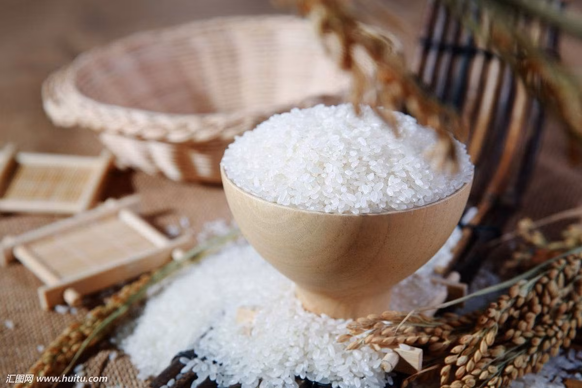 Hoa tiêu là thực phẩm có khả năng chống oxy hóa cao, vì thế có thể đặt 1 gói hoa tiêu ở đáy bao, 1 gói ở giữa bao và 1 gói ở trên mặt bao gạo rồi buộc chặt lại là được.