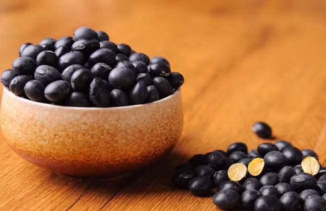 Cách dùng: anthocyanins sẽ ổn định hơn trong môi trường axit vì thế để hấp thụ được tối đa chất dinh dưỡng của đậu đen nên ngâm đậu đen với giấm.