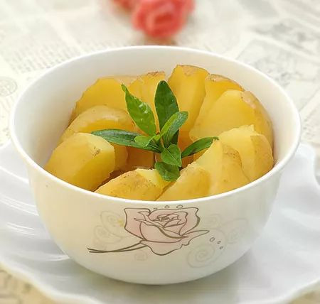 Táo hấp chín có thể giúp ngăn ngừa viêm nướu, viêm lưỡi, nứt môi do nóng trong.