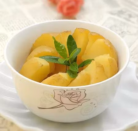 Táo hấp chín có thể giúp ngăn ngừa viêm nướu, viêm lưỡi, nứt môi do nóng trong.