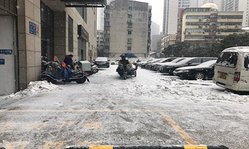 Đường phố nhanh chóng bị phủ lớp tuyết.