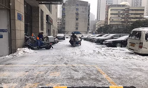 Đường phố nhanh chóng bị phủ lớp tuyết.