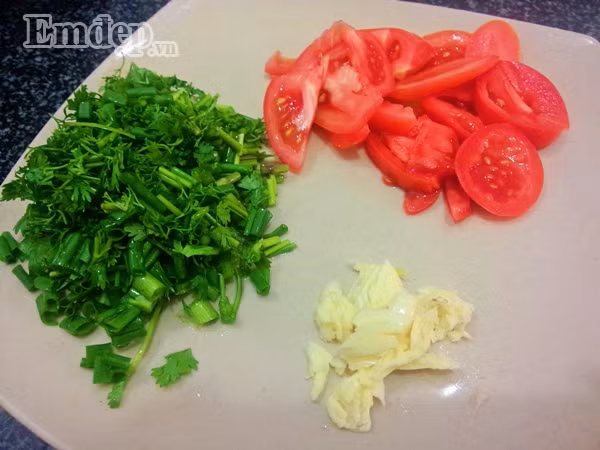 Cà chua thái thái mỏng. Hành lá + rau mùi rửa sạch thái nhỏ. Tỏi đập dập băm nhỏ.