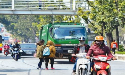 Hầu hết người đi bộ ở nước ta hiện nay đều vi phạm Luật giao thông.