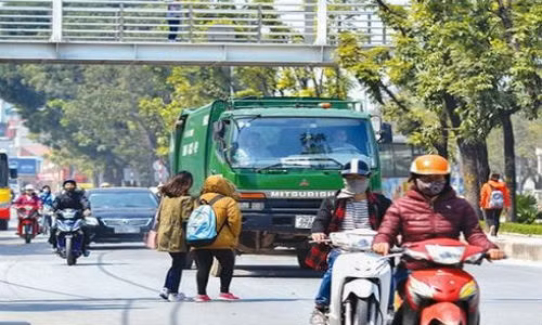 Hầu hết người đi bộ ở nước ta hiện nay đều vi phạm Luật giao thông.