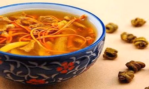 Ngoài uống trà, mùa Đông mọi người cũng nên ăn các thực phẩm có tác dụng nhuận phổi như lê.