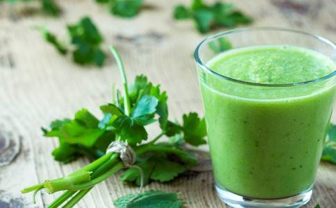 Nước ép cần tây: Với hàm lượng giàu vitamin B cần thiết cho sự phân hủy của rượu, giúp giảm cảm giác khó chịu dạ dày.