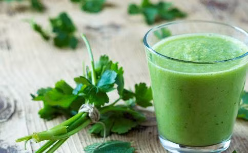 Nước ép cần tây: Với hàm lượng giàu vitamin B cần thiết cho sự phân hủy của rượu, giúp giảm cảm giác khó chịu dạ dày.