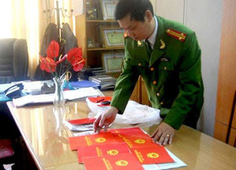 Một số sổ đỏ giả Công an Hà Nội thu giữ trong một vụ án lừa đảo.