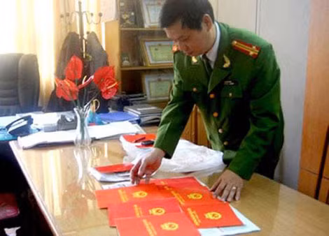 Một số sổ đỏ giả Công an Hà Nội thu giữ trong một vụ án lừa đảo.