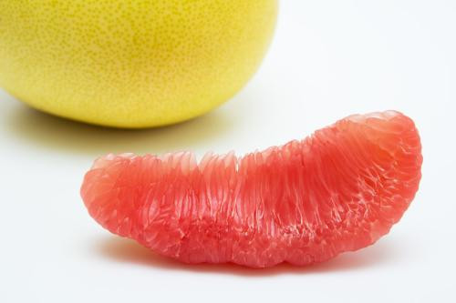 Bưởi giàu protein, axit hữu cơ, vitamin, canxi, phốt pho, magiê, natri cần thiết cho cơ thể con người. Mỗi 100g bưởi có 0.7g protein, 0.6g chất béo và 57 calo.