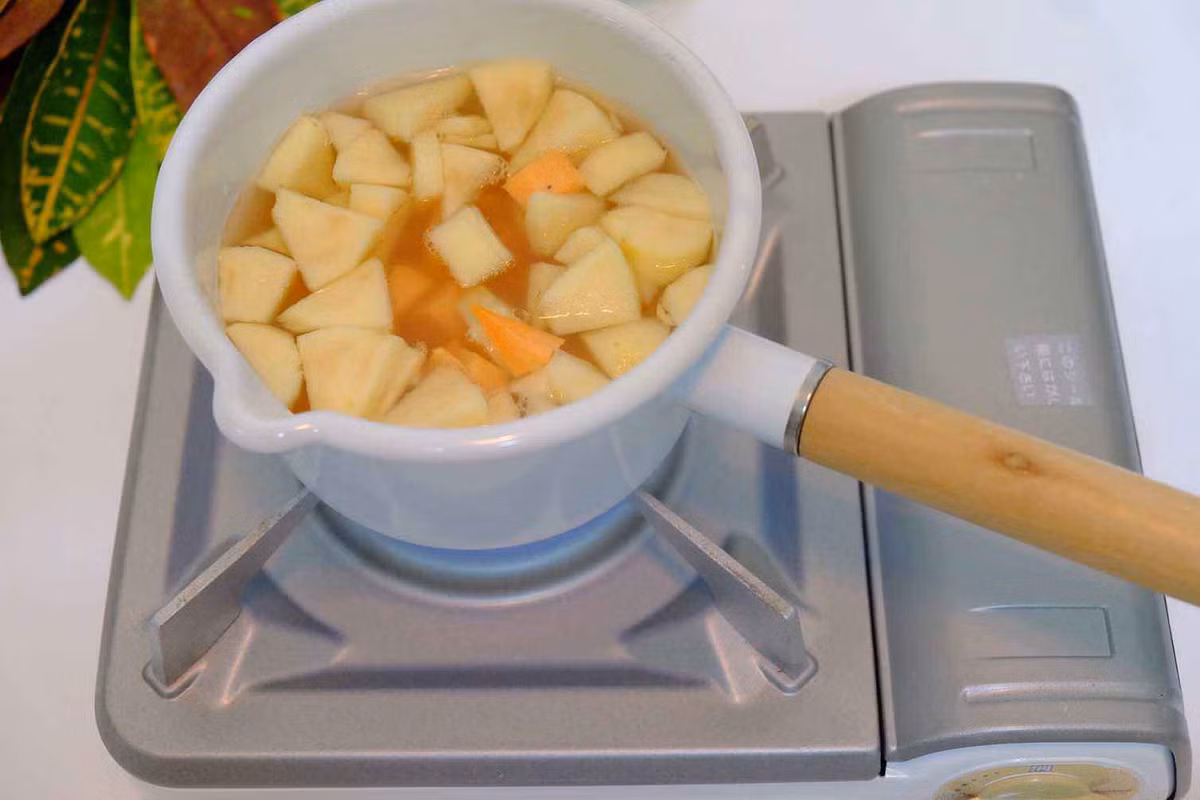 Táo sau khi được hấp qua nhiệt sẽ khiến hàm lượng polyphenols một chất chống oxy hóa tự nhiên sẽ tăng đáng kể. Polyphenols không chỉ giúp hạ đường huyết, giảm mỡ máu mà còn ức chế gốc tự do, chống viêm, chống oxy hóa và khống chế sự gia tăng của cholesterol trong máu.