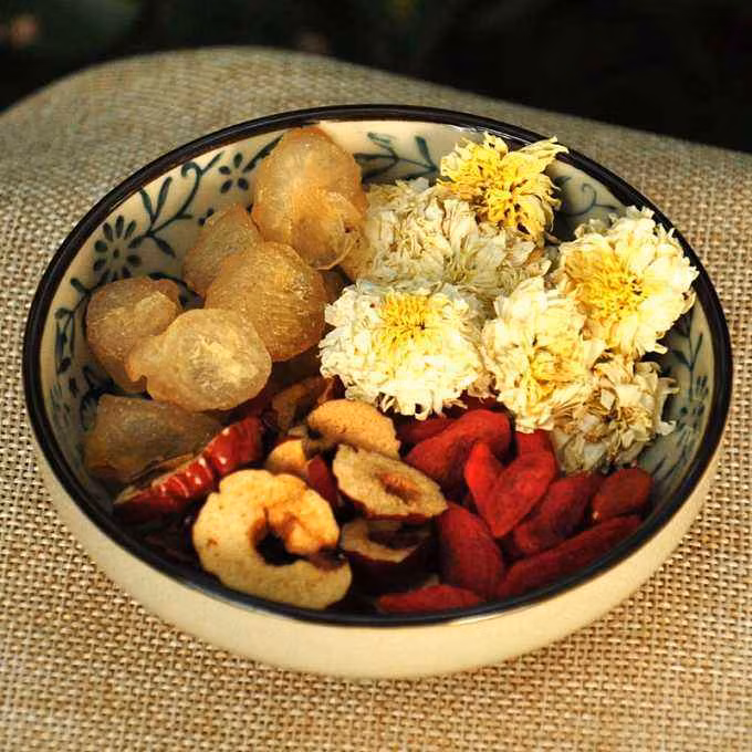 Trà tứ bảo: Mạch đông 10g, cát cánh 6g, hoa kim ngân 10g, mộc hồ điệp 3 ga, tất cả cho vào hãm như trà uống hàng ngày.