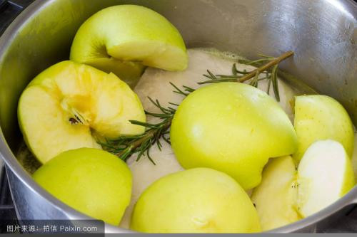 Chỉ cần cắt táo thành nhiều miếng nhỏ cho nước lạnh vào đun sôi 1 lúc rồi vớt ra ăn cả vỏ, ngày ăn 1 lần là được.