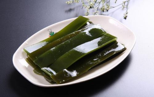 Làm sạch máu bằng rong biển: Với hàm lượng i ốt cao cùng với nhiều chất xơ và chất kết dính, rong biển có tác dụng hút các thành phần có hại trong máu, giúp làm sạch máu hiệu quả.