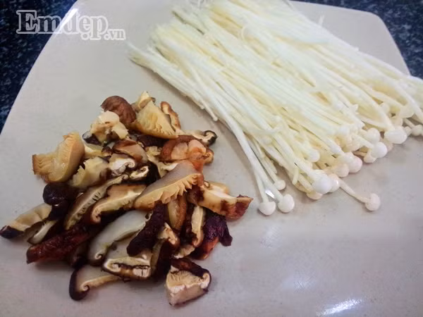 Nấm hương ngâm vào bát nước cho nở rồi rửa sạch, thái thành từng miếng nhỏ. Nấm kim châm cắt bỏ chân, xé thành từng cụm nhỏ rửa sạch, rồi để ráo.
