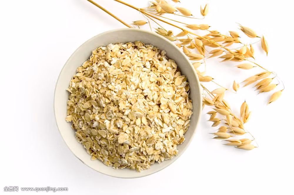 Ngoài ra, yến mạch chứa rất nhiều xenluloza tan, loại bỏ cholesterol, bảo vệ mạch máu và tim cho quý ông, làm giảm tỉ lệ huyết áp cao, giảm nguy cơ đột quỵ.