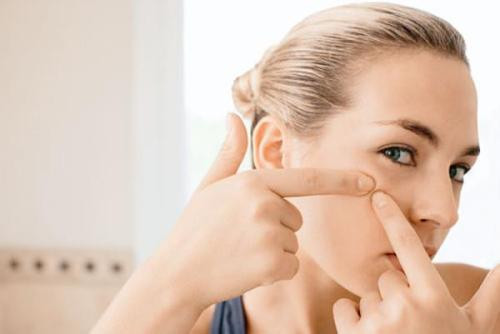 Nội tiết tố LH (Luteinizing hormone) có tác dụng thúc đẩy bài tiết bã nhờn. Gan có thể điều chỉnh sự cân bằng hoặc phá vỡ chất này.