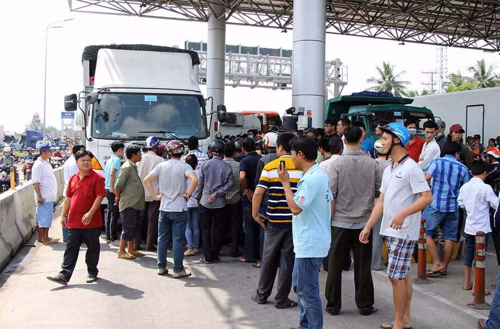 Các tài xế phản ứng tại trạm BOT Cần Thơ - Phụng Hiệp.