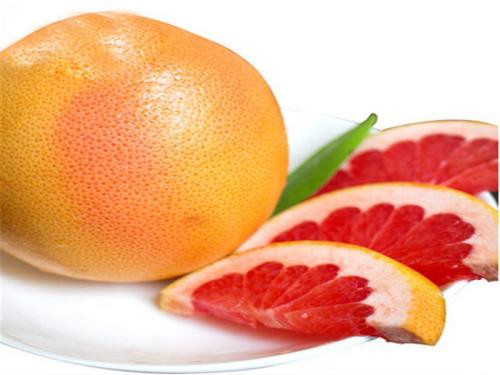 Theo Đông y, bưởi tính hàn, có vị ngọ và chua, có tác dụng tiêu đờm, tốt cho dạ dày, nhuận phổi, bổ huyết, làm sạch đường tiêu hóa, lợi tiểu.