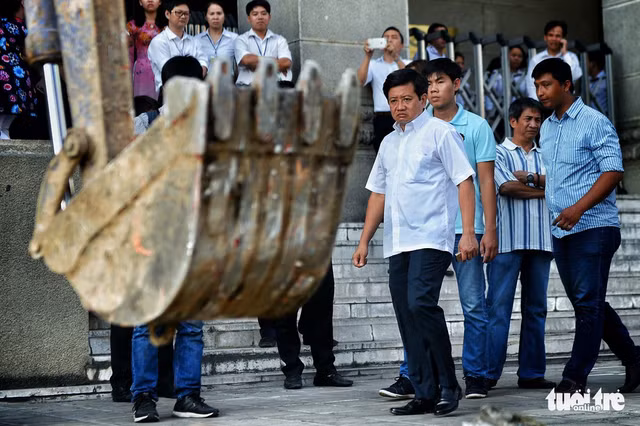 Chiến dịch "xuống đường" giải cứu vỉa hè của phó chủ tịch UBND Q.1, TP.HCM Đoàn Ngọc Hải (áo trắng) gây rất nhiều tranh cãi. Sau nhiều tháng "xuống đường", đến nay chiến dịch này coi như "phá sản" vì vỉa hè khu trung tâm TP.HCM đã bị tái chiếm - Ảnh: HỮU KHOA