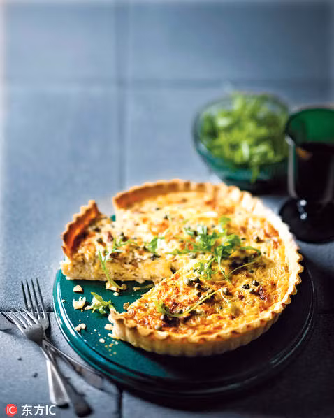 Bánh quế thơm nức với cá thu hun khói và sốt wasabi chỉ nhìn thôi đã khiến ta phải nuốt nước miếng.