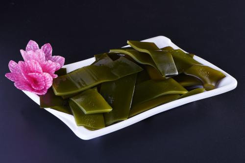 Cách dùng: Có thể dùng rong biển chế biến thành những món ăn hợp khẩu vị như salat, nấu cháo, nấu chè hoặc nấu canh. (Nguồn ảnh trong bài: Paixin, huitu)