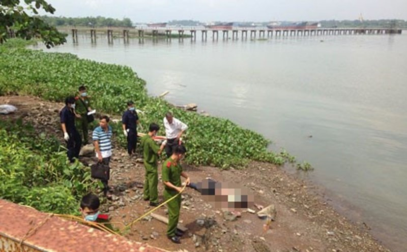 Tiếp nhận tin báo, Công an huyện Xuân Trường phối hợp cùng nhiều phòng ban nghiệp vụ Công an tỉnh Nam Định khẩn trương vào cuộc điều tra. Hiện trường nơi phát hiện thi thể là đoạn đê vắng vẻ, ít người qua lại. Kết quả khám nghiệm hiện trường và tử thi xác định, nạn nhân là nam giới, cao to, có độ tuổi từ 22-26, không có giấy tờ tùy thân, dạ dày khô, trên cơ thể xuất hiện nhiều thương tích, trong đó có vết thủng phổi và tim. Những vết thương có độ sắc lẹm cao do vật sắc nhọn gây ra ở cự ly gần. (Ảnh minh họa, nguồn internet)