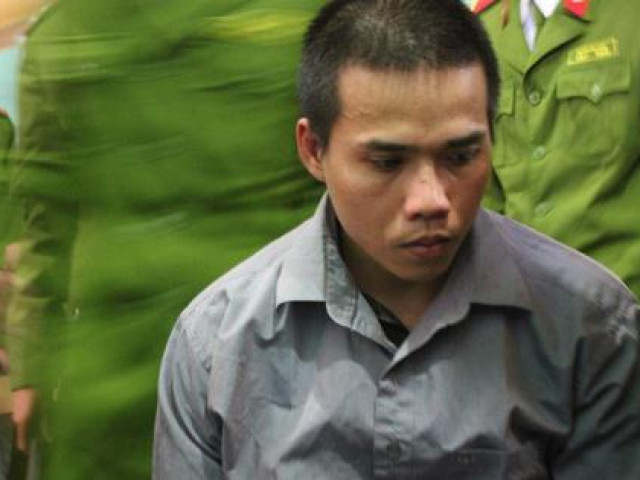 Tại cơ quan điều tra, Tùng khai nhận, ngày 21/10/2012, Tùng đi xe máy chở cóc đến Hải Dương bán, sau đó về đưa tiền cho mẹ. Bà T. đếm thấy thiếu 200 nghìn đồng và cho rằng Tùng đã lấy số tiền trên nên mắng chửi. Hai mẹ con xảy ra mâu thuẫn, cãi nhau. Từ hôm đó Tùng không đi chở hàng cho bà T. nữa. Tùng cho rằng, trước đó, bà T. đã đối xử lạnh nhạt và có thái độ phân biệt vì mình nghiện ngập. Từ sự thù tức đó, Tùng nảy sinh ý định xuống tay sát hại mẹ đẻ. Khoảng 23h ngày 26/10, Tùng đi bộ từ nhà mình tới nhà bà T. Khi đến nơi, thấy cổng bên trong đã khóa, Tùng nhảy qua hàng rào vào sân. Quan sát thấy các cửa đã đóng kín, trong nhà không có điện. Tùng tìm cách đột nhập vào nhà. 