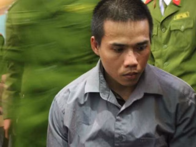 Tại cơ quan điều tra, Tùng khai nhận, ngày 21/10/2012, Tùng đi xe máy chở cóc đến Hải Dương bán, sau đó về đưa tiền cho mẹ. Bà T. đếm thấy thiếu 200 nghìn đồng và cho rằng Tùng đã lấy số tiền trên nên mắng chửi. Hai mẹ con xảy ra mâu thuẫn, cãi nhau. Từ hôm đó Tùng không đi chở hàng cho bà T. nữa. Tùng cho rằng, trước đó, bà T. đã đối xử lạnh nhạt và có thái độ phân biệt vì mình nghiện ngập. Từ sự thù tức đó, Tùng nảy sinh ý định xuống tay sát hại mẹ đẻ. Khoảng 23h ngày 26/10, Tùng đi bộ từ nhà mình tới nhà bà T. Khi đến nơi, thấy cổng bên trong đã khóa, Tùng nhảy qua hàng rào vào sân. Quan sát thấy các cửa đã đóng kín, trong nhà không có điện. Tùng tìm cách đột nhập vào nhà. 