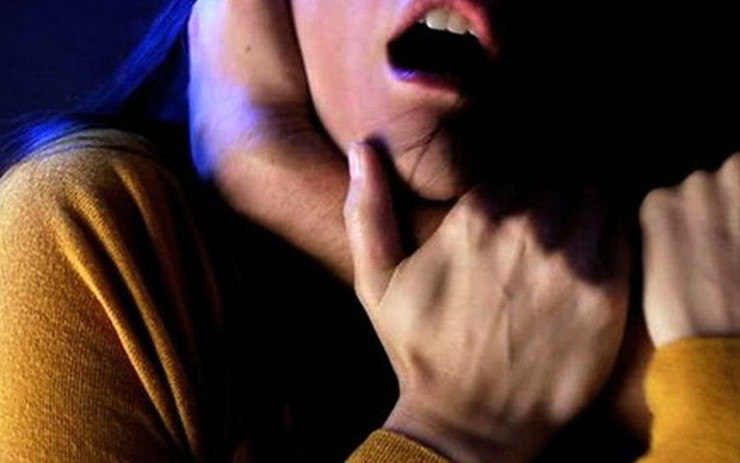 Sau đó Tùng đến đầu giường nơi bà T. đang ngủ. Thấy như có người vào nhà, bà T. hỏi giọng ngái ngủ: "Ai đấy?". Ngay lúc đó, Tùng lao lên giường dùng hai tay bóp mạnh vào cổ bà T.. Bà T. kêu lên: "H. ơi! Tùng ơi!". Song Tùng vẫn không buông tha khiến bà T. giãy giụa và dùng tay cào cấu làm Tùng bị xước da cổ và mặt. Tùng xiết cổ bà T. và giữ trong 5 phút thì bỏ tay ra. Biết bà T. đã chết, Tùng kéo chăn đắp lại cho bà như đang nằm ngủ. Tùng lục lọi và lấy 5,7 triệu đồng của bà T. rồi trở về nhà tắm rửa như không có chuyện gì xảy ra. (Ảnh minh họa, nguồn Internet) 