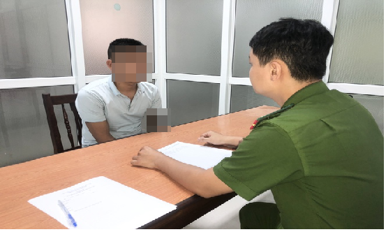 Do nhà ở gần, Tùng thường được bà T. nhờ để chở cóc đi các nơi bán. Tuy vậy, do ham chơi, nhiều lúc Tùng bớt xén tiền hàng khiến bà T. bức xúc, chửi mắng. Có lẽ vì vậy mà Tùng luôn hậm hực, cho rằng bị mẹ phân biệt, đối xử. Lập tức Tùng được cơ quan công an mời lên để lấy lời khai. Tại đây, Tùng một mực khẳng định mình không liên quan tới cái chết của bà T. đồng thời đưa ra nhiều chứng cứ ngoại phạm. Tuy nhiên, các điều tra viên phát hiện trên cổ Tùng có những vết xước như bị người khác cào. Lý giải về thương tích này, Tùng cho biết mình bị một người phụ nữ trẻ tuổi trong thôn gây ra. (Ảnh minh họa, nguồn Internet)