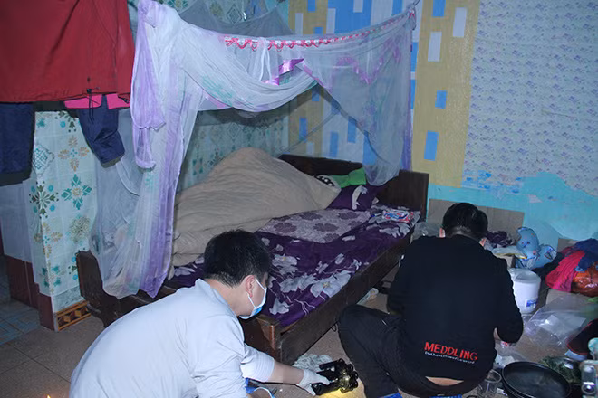 Kết quả khám nghiệm hiện trường, khám nghiệm tử thi, bước đầu cơ quan điều tra xác định, nạn nhân tử vong do ngạt thở vì bị bóp cổ. Dấu vết trên tử thi cho thấy, khi sự việc xảy ra có sự vật lộn, giằng co giữa hung thủ và nạn nhân. Trước tính chất nghiêm trọng của vụ việc, lãnh đạo Công an tỉnh Bắc Giang đã quyết định thành lập Ban chuyên án để đấu tranh, làm rõ. (Ảnh minh họa, nguồn Internet)