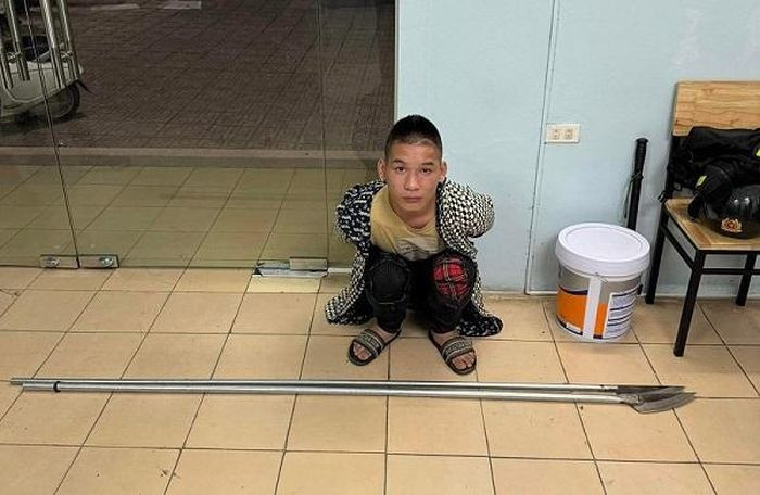 Ha Noi: Giai cuu dong bon, nhom doi tuong dung dao tan cong to cong tac