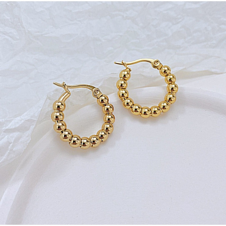 Phát hiện chị N. có đeo bông tai vàng, các đối tượng đã xông vào cướp. Trong lúc hoảng loạn, chị N. kêu cứu nên đã bị 2 đối tượng dùng dao đâm và cứa cổ. Về phía Thêm, do không giữ được hồn vía đã cố gắng tháo chạy nhanh nhất khỏi hiện trường, trở về thông báo cho mọi người tới ứng cứu. Trong suốt quá trình khai báo lại sự việc, Thêm liên tục nghẹn ngào mỗi khi nhớ lại cảnh tượng hãi hùng xảy ra với người bạn thân. Qua xác minh, Thêm và chị N. vốn là đôi bạn thân thiết do đã từng có nhiều năm đi buôn cá với nhau. Trong cuộc sống hàng ngày, giữa hai người cũng chưa từng xảy ra mâu thuẫn, xích mích. (Ảnh minh họa, nguồn internet) 