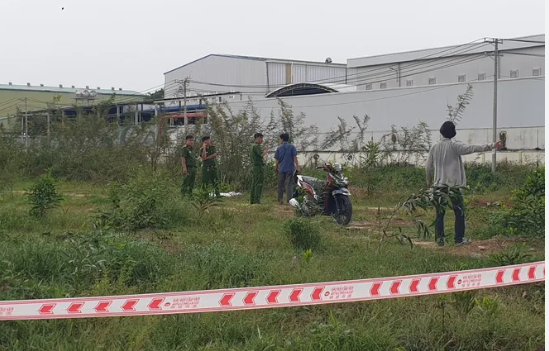 Theo hồ sơ vụ án, sáng 18/12/2018, Công an tỉnh Bắc Giang tiếp nhận tin báo về một vụ giết người, cướp tài sản đặc biệt nghiêm trọng xảy ra trên trục đường liên xã (thuộc địa phận thôn Hố Trúc, xã Cẩm Lý, huyện Lục Nam). Tại hiện trường, nạn nhân là chị Vũ Thị N. (SN 1979) tử vong trong tình trạng có nhiều vết đâm, cắt trên cơ thể. Đôi bông tai cùng chiếc điện thoại của chị N. "không cánh mà bay", chiếc xe máy thì nằm chỏng trơ giữa đường. (Ảnh minh họa, nguồn internet) 