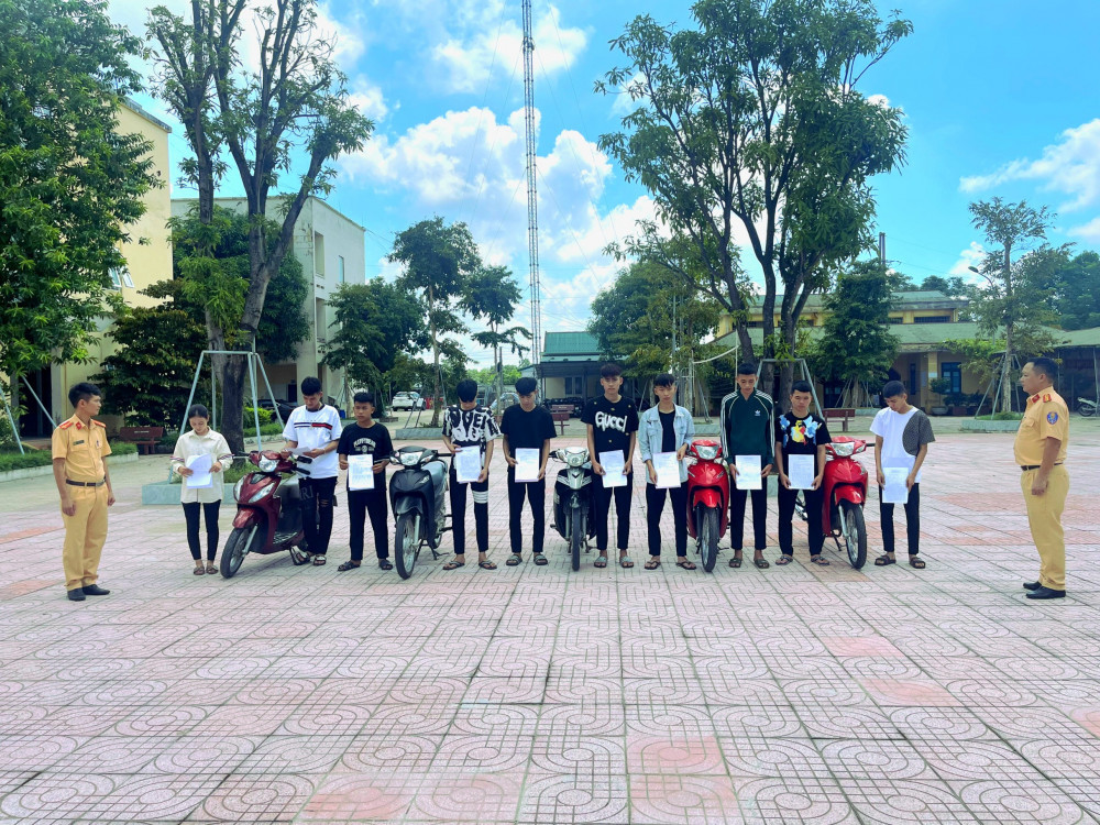 Ha Tinh: Nhom “quai xe” lang lach, danh vong phat truc tiep tren Tiktok