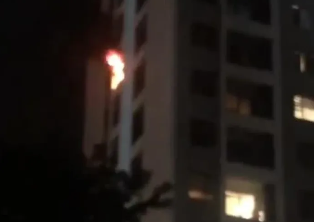 Chay can chung cu sau man ban phao hoa choi Trung thu o Ha Noi-Hinh-2