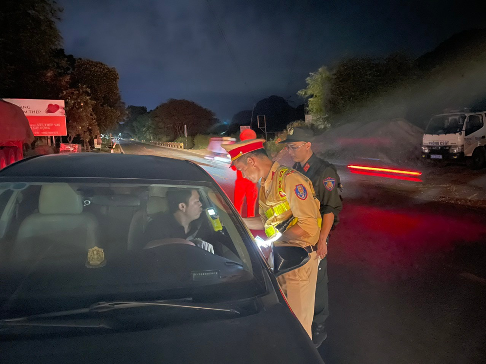 Thanh Hoa: 3 can bo cong chuc, vien chuc, dang vien vi pham nong do con