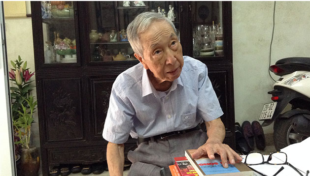  Ông Nguyễn Hữu Phúc (tức Lê Đức Vân), Trưởng ban liên lạc Đoàn Thanh niên cứu quốc Thành Hoàng Diệu. Được vinh dự trực tiếp tham gia vào những thời khắc hào hùng của Cách mạng Tháng Tám 1945, đến nay dù tuổi đã cao, ông Phúc vẫn nhiệt tình truyền lửa cho thế hệ trẻ qua những câu chuyện lịch sử đầy sinh động, hấp dẫn. 