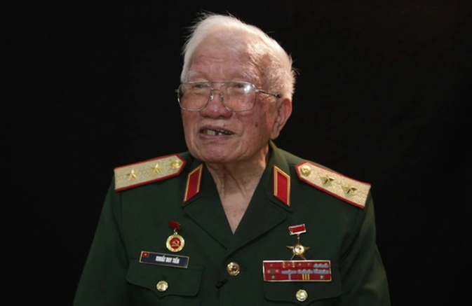  Trung tướng, Anh hùng Lực lượng vũ trang nhân dân Khuất Duy Tiến, nguyên Tư lệnh Quân đoàn 3, nguyên Hiệu trưởng Trường Sĩ quan Lục quân 1 (Đại học Trần Quốc Tuấn). Ông được tặng thưởng Huân chương Quân công (hạng Nhì), Huân chương Quân công hạng Ba, Huân chương Chiến thắng chống Pháp hạng Ba, Huân chương Kháng chiến chống Mỹ hạng Nhất, 2 huân chương Chiến công hạng Nhất, Huân chương chiến công hạng Nhì, 2 huân chương Chiến công hạng Ba, Huân chương Chiến sĩ vẻ vang (hạng Nhất, Nhì, Ba), Huy hiệu 60 năm tuổi Đảng... 