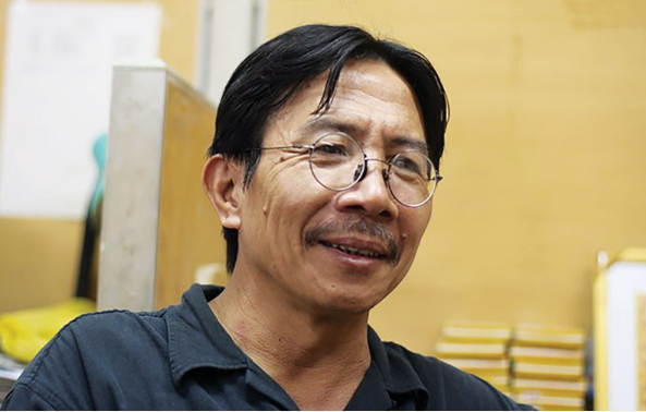  Ông Nguyễn Ngọc Tiến, hội viên Hội Liên hiệp Văn học nghệ thuật Hà Nội, Hội viên Hội Nhà báo thành phố Hà Nội. Huân chương Quân công (hạng Nhì). Ông là một trong những tác giả viết về Hà Nội nhiều nhất hiện nay. Bên cạnh những cuốn khảo cứu “5678 bước chân quanh Hồ Gươm”, “Đi dọc Hà Nội”, “Đi ngang Hà Nội”, “Đi xuyên Hà Nội”, những cuốn sách khác của ông như: “Mong manh”, “Me Tư Hồng”, “Lính Hà”… cũng đầy ắp những chuyện cũ, chuyện mới về Hà Nội. 