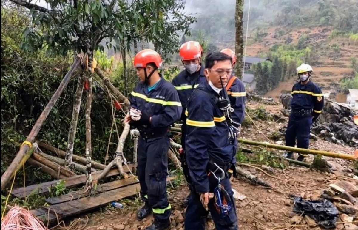 Trước tình huống vô cùng khó khăn, phức tạp, Trung tá Nguyễn Chí Thành đã không ngần ngại, di chuyển từ TP HCM đến hiện trường và trực tiếp xuống hang sâu hơn 280m có địa hình vô cùng hiểm trở, trơn trượt, nhỏ hẹp chỉ vừa 1 người thả treo ròng rọc xuống dưới hang, thiếu dưỡng khí. Trung tá Nguyễn Chí Thành đã chui xuống hang sâu đưa thi thể nạn nhân ra khỏi hang. 