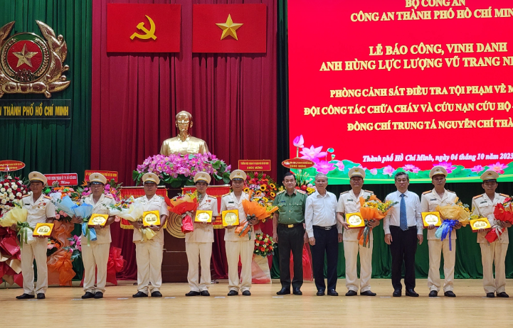 Chiều 4/10, Công an TP HCM đã tổ chức Lễ báo công, vinh danh đối với Phòng Cảnh sát Điều tra tội phạm về ma túy, Đội Công tác chữa cháy và cứu nạn, cứu hộ thuộc Phòng Cảnh sát PCCC và cứu nạn, cứu hộ và Trung tá Nguyễn Chí Thành (Phó Đội trưởng Đội Công tác chữa cháy và cứu nạn, cứu hộ) vì đã được Chủ tịch nước phong tặng Danh hiệu Anh hùng Lực lượng vũ trang nhân dân. (Ảnh Tuổi trẻ) 