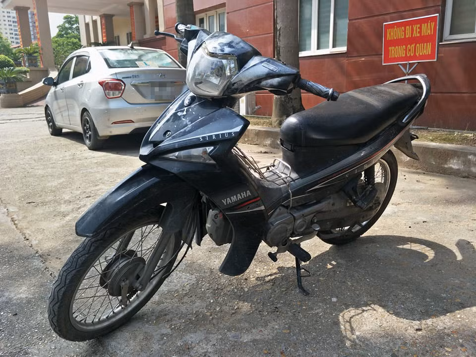 Qua nguồn tin này, công an nắm được, chiều tối 10/1 chị L có hẹn gặp nam thanh niên tên Hoàng Nghĩa Ngọc (SN 1989, trú tại Đồng Bẩm, Đồng Hỷ, Thái Nguyên). Ngọc vốn quen với chị L. Cuộc gặp vào chiều muộn 10/1 là để nhờ chị L xin việc hộ. Cũng thời điểm này, một tổ trinh sát đã tìm thấy chiếc xe máy mà chị L bị mất. Người mua lại chiếc xe đó cho biết, kẻ đem bán có tên Vũ Đức Quỳnh (SN 1989, trú tại Đồng Hỷ, Thái Nguyên). Quỳnh và Ngọc thật trùng hợp lại có mối quan hệ bạn bè, thời gian gần đây hai tên này thường đi với nhau. Một chi tiết đáng chú ý nữa là Quỳnh từng có thời gian làm cùng công ty với chị L. (Ảnh minh họa, nguồn internet) 