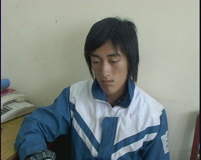 Ngọc dừng xe, bảo chị L đứng đợi để gã đi lấy đồ. Ngay lập tức từ trong bóng tối, Quỳnh lao ra cùng với Ngọc khống chế, siết cổ khiến nạn nhân tử vong tại chỗ. Biết chị L. đã chết, hai đối tượng đưa xác lên xe máy, “kẹp” ở giữa rồi đi gần 10km về khu bãi rác ở xóm 5, thị trấn Sông Cầu để phi tang. Gây án xong, chúng đem chiếc xe máy cướp được đi bán lấy tiền chia nhau. Sau này, với tội ác man rợ của mình, Quỳnh bị TAND tỉnh Thái Nguyên tuyên phạt mức án tử hình, còn Ngọc phải chịu mức án chung thân. (Ảnh đối tượng Quỳnh) 