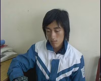 Ngọc dừng xe, bảo chị L đứng đợi để gã đi lấy đồ. Ngay lập tức từ trong bóng tối, Quỳnh lao ra cùng với Ngọc khống chế, siết cổ khiến nạn nhân tử vong tại chỗ. Biết chị L. đã chết, hai đối tượng đưa xác lên xe máy, “kẹp” ở giữa rồi đi gần 10km về khu bãi rác ở xóm 5, thị trấn Sông Cầu để phi tang. Gây án xong, chúng đem chiếc xe máy cướp được đi bán lấy tiền chia nhau. Sau này, với tội ác man rợ của mình, Quỳnh bị TAND tỉnh Thái Nguyên tuyên phạt mức án tử hình, còn Ngọc phải chịu mức án chung thân. (Ảnh đối tượng Quỳnh) 